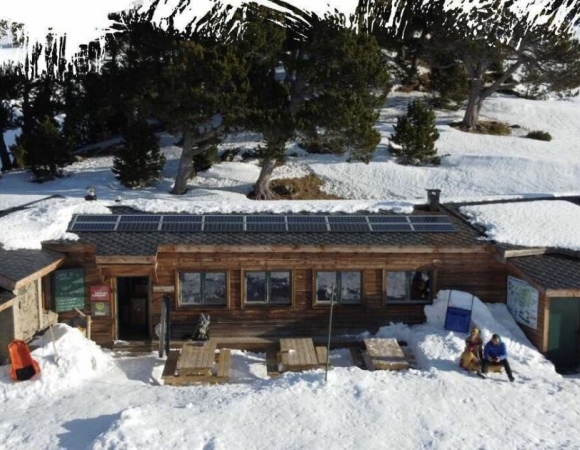 Refuge-des-Camporells-sosu-la-neige-pyrenees-france.jpg