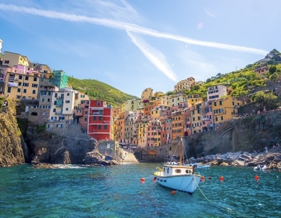 Riomaggiore-depuis-la-mer-cinque-terre-italie.jpg