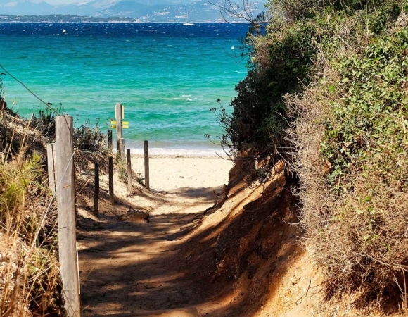 acces-plage-en-randonnee-pour-une-baignade-bien-meritee.webp