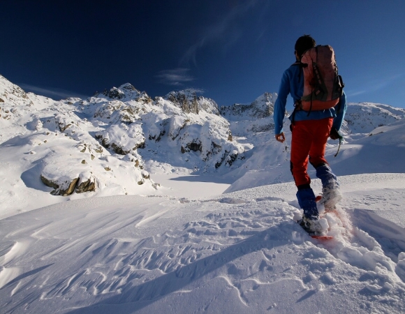 approche-en-raquettes-sommets-pyrennees-france.jpg