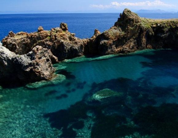 arete-rocheuse-dans-la-mediterranee-en-sicile-italie.jpg