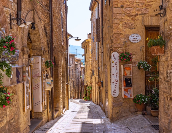 ballade-et-randonnee-dans-les-ruelles-typiques-de-spello-italie.jpeg