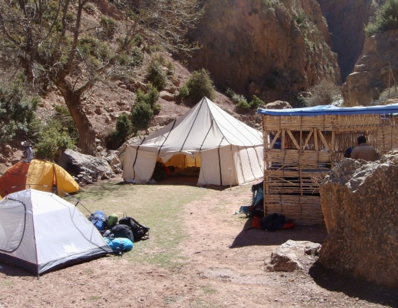 bivouac-lors-du-voyage-en-famille-dans-atlas-maroc.JPG