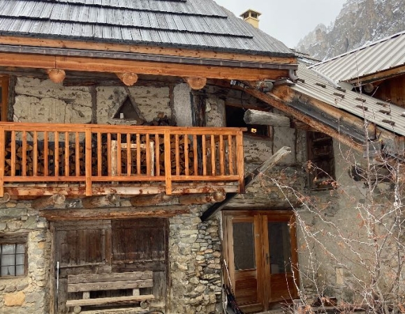 chalet-en-pierre-et-bois-dans-les-alpes.jpeg