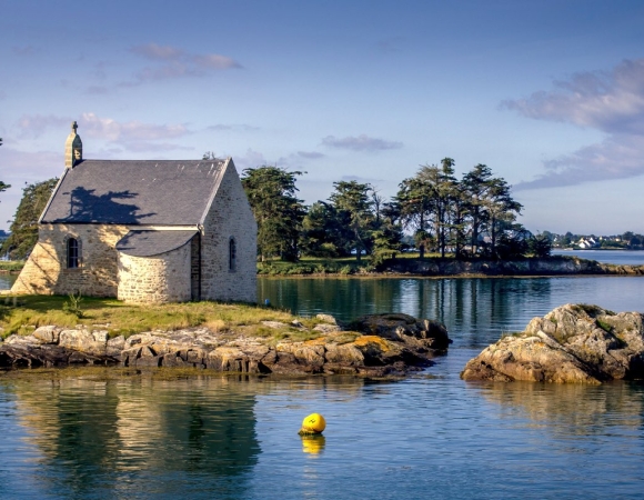 chapelle-iles-des-moines-porbihan-france.jpeg