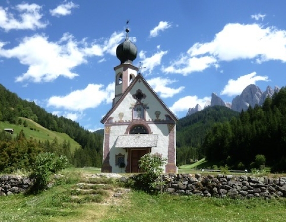 eglise-de-san-juan-in-ranui-val-di-funes.JPG
