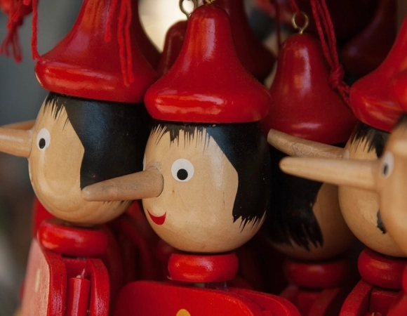 figurines-de-pinocchio-lors-de-la-visite-du-musee.webp