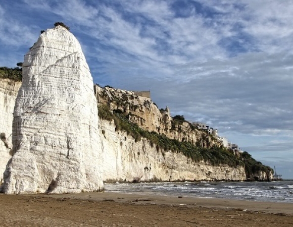 le-pizoomunno-de-vieste-au-bord-de-la-mer-adriatique.jpg