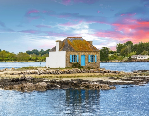 maison-isolee-de-la-baie-du-morbihan-bretagne-france.jpeg