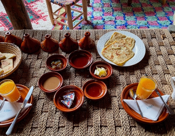 petit-dejeuner-typique-des-auberges-lors-du-circuit-dans-le-aprc-naturel-du-toubkal.jpeg