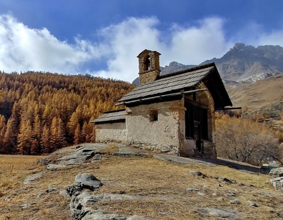 petit-edifice-religieux-sur-les-sentiers-de-rando.jpg
