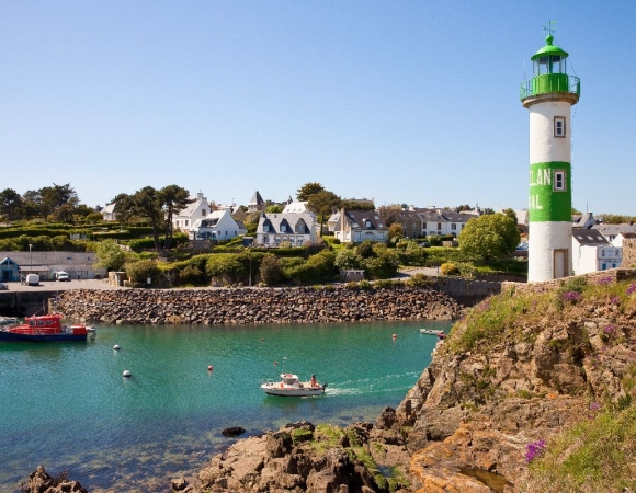 phare-breton-et-eaux-turquoises-sejour-randonnee-les-abers-bretagne-france.jpeg