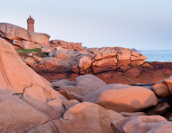phare-et-granit-rose-rando-finistere.jpg