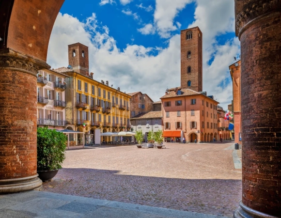 piazza-duomo-alba.webp