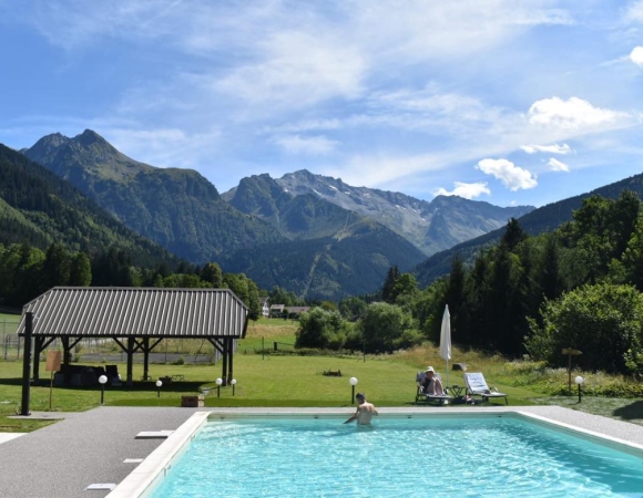 piscine-donnant-sur-les-sommets-de-la-belledonne.jpg