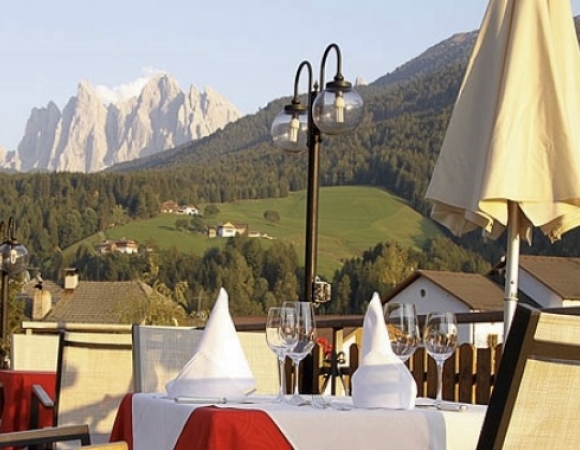 plaisirs-epicurien-avec-vue-sur-les-dolomites-italie.jpg