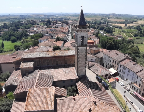 rando-autour-du-clocher-du-village-de-vinci-italie.webp