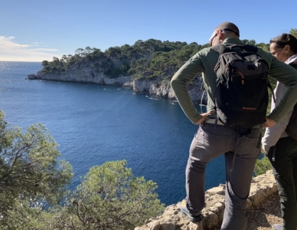 rando-sur-les-sentiers-maritimes-des-calanques-marseille-france.jpeg
