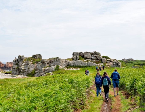 randonnee-le-long-de-l-ocean-en-bretagne.jpeg
