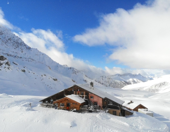 refuge-de-la-blanche-immerge-dans-le-queyras-france.jpg