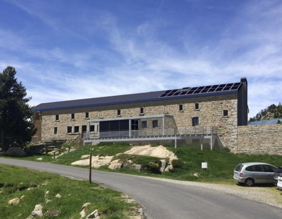 refuge-des-bouillouses-en-ete-pyrenees.jpg