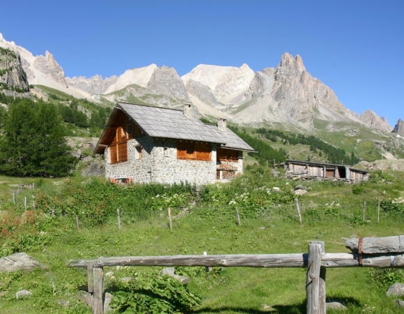 refuge-sur-les-sentiers-du-mont-thabor-france.jpeg