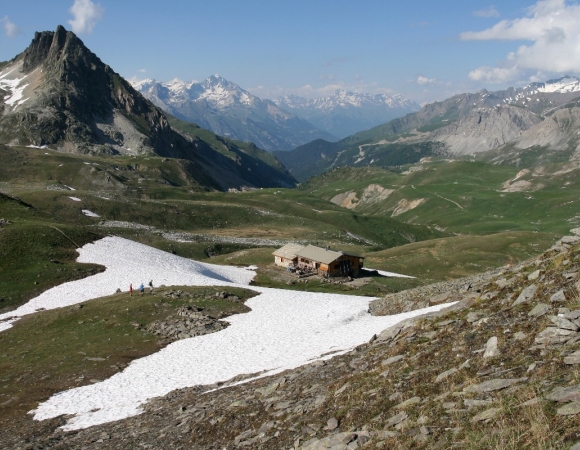 refuge-tour-du-mont-thabor-hautes-alpes-france.jpeg
