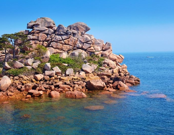 rochers-de-granit-rose-donnant-sur-l-ocean-en-bretagne.jpeg