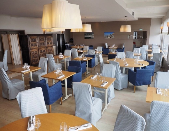 salle-du-restaurant-du-sejour-en-randonnee-au-coeur-des-abers.jpg
