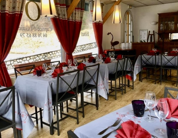 salle-restaurant-randonnee-charteuse-france.jpg