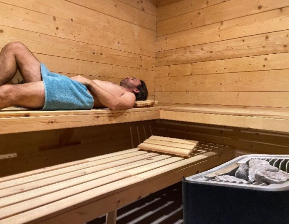 sauna-moment-de-detente-apres-les-raquettes-dans-la-neige.jpeg