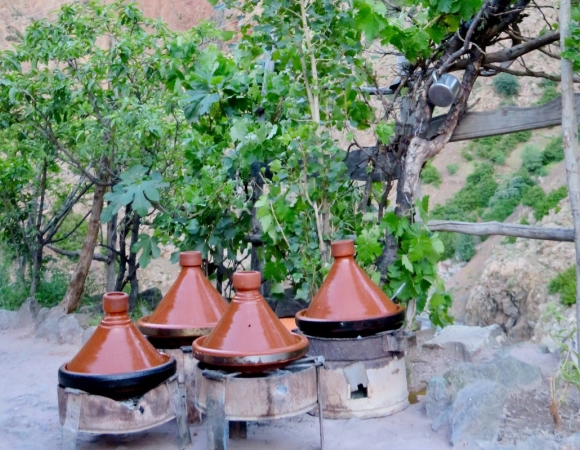 tajines-sur-le-bivouac-en-famille-atlas-maroc.JPG