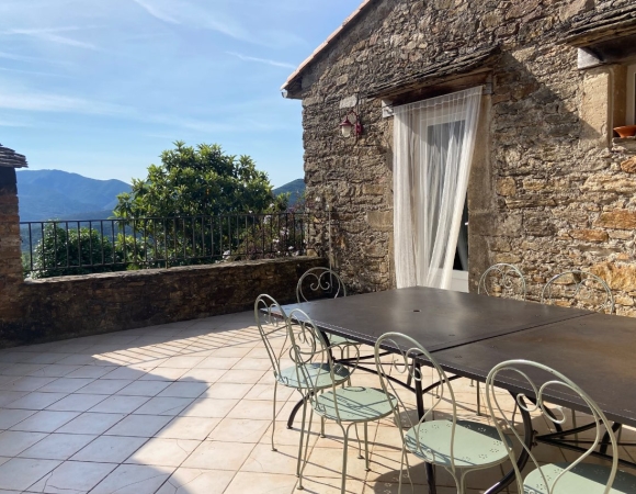 terrasse-dans-le-mas-au-pied-de-la-vallee-du-caroux.jpeg