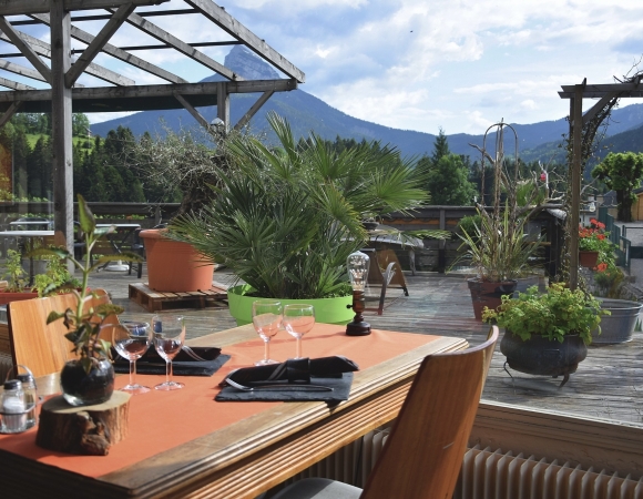 terrasse-hotel-rando-bien-etre-chartreuse-france.jpg