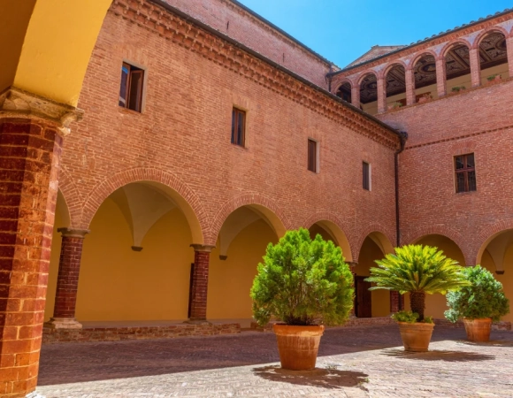 visite-du-cloitre-de-l-abbazia-di-monte-oliveto-maggiore.webp