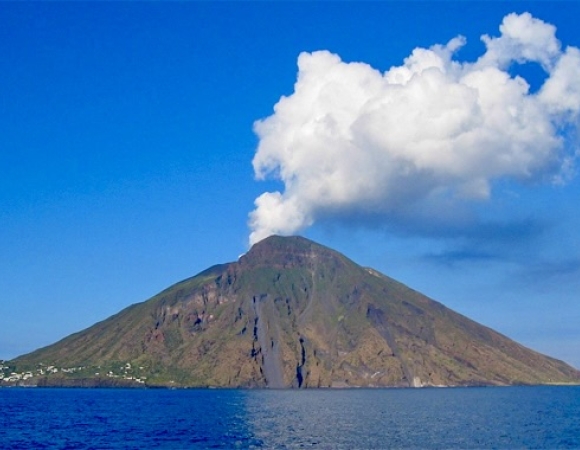 volcan-le-stromboli-depuis-la-cote-en-rando-iltalie.jpg