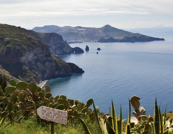 vue-du-stromboli-depuis-lipari-sicile-italie.jpg