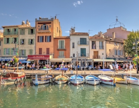 vue-sur-le-port-de-cassis-en-provence-france.jpeg