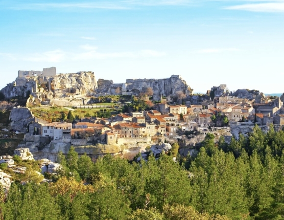 vue-sur-les-baux-de-provence-au-milieu-du-cirque-provence-france.jpeg
