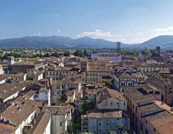 vue-sur-les-toits-de-lucques-toscane-italie.webp