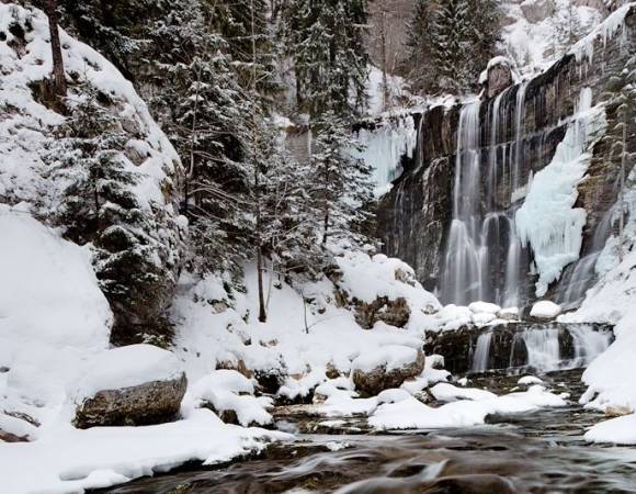 cascade-sous-la-neige-en-chartreuse.jpg